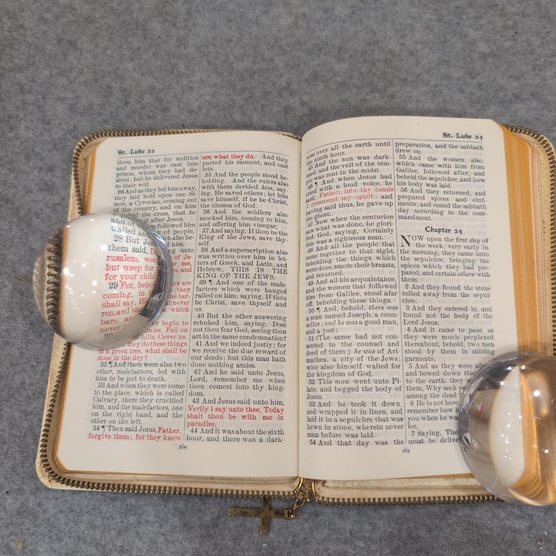 World Publishing KJV New Testament Red Letter Edition Zippered White Cross Case image 7
