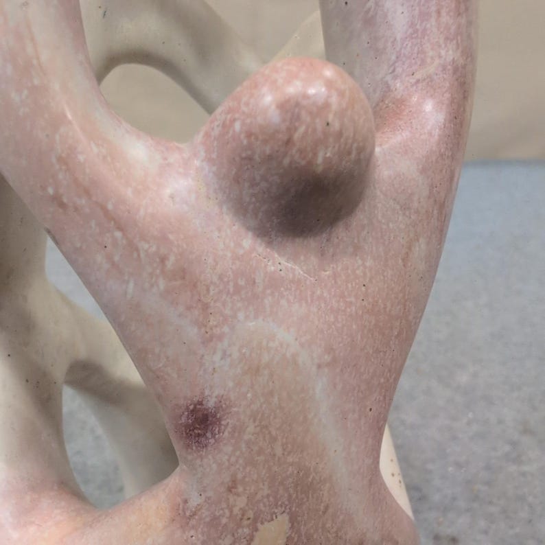 Scultura astratta in pietra saponaria intagliata a mano, Kenya, raffigurante l'unità familiare e un'opera d'arte astratta color crema rosa. immagine 3
