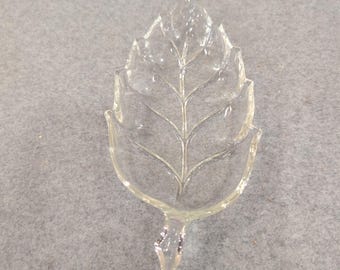 Bandeja para servir de cristal prensado transparente vintage con forma de hoja, de mediados de siglo.