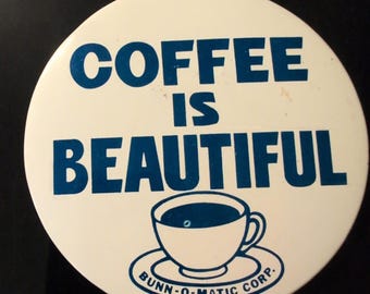 Botón publicitario vintage de Bunn-O-Matic Coffee Is Beautiful en azul y blanco.
