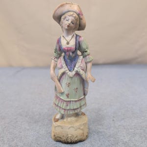 Stara, ręcznie malowana porcelanowa figurka kobiety z wachlarzem i kapeluszem, pastelowa zdjęcie 1