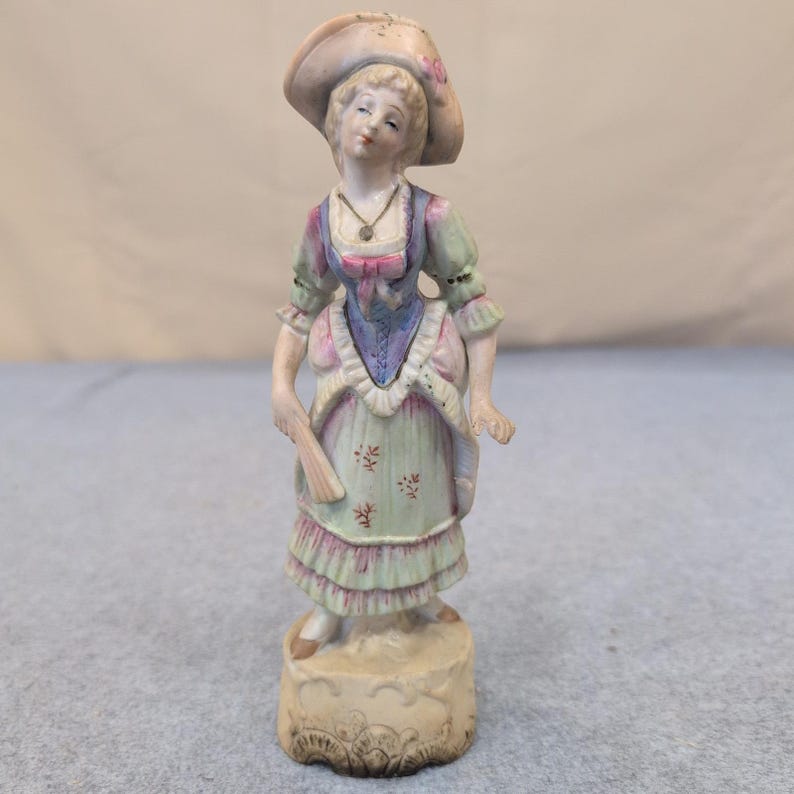 Stara, ręcznie malowana porcelanowa figurka kobiety z wachlarzem i kapeluszem, pastelowa zdjęcie 1