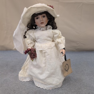 Muñeca de porcelana Emilee Yesterdays Child de Boyds Collection 4808, vestido color crema, 2000 imagen 1