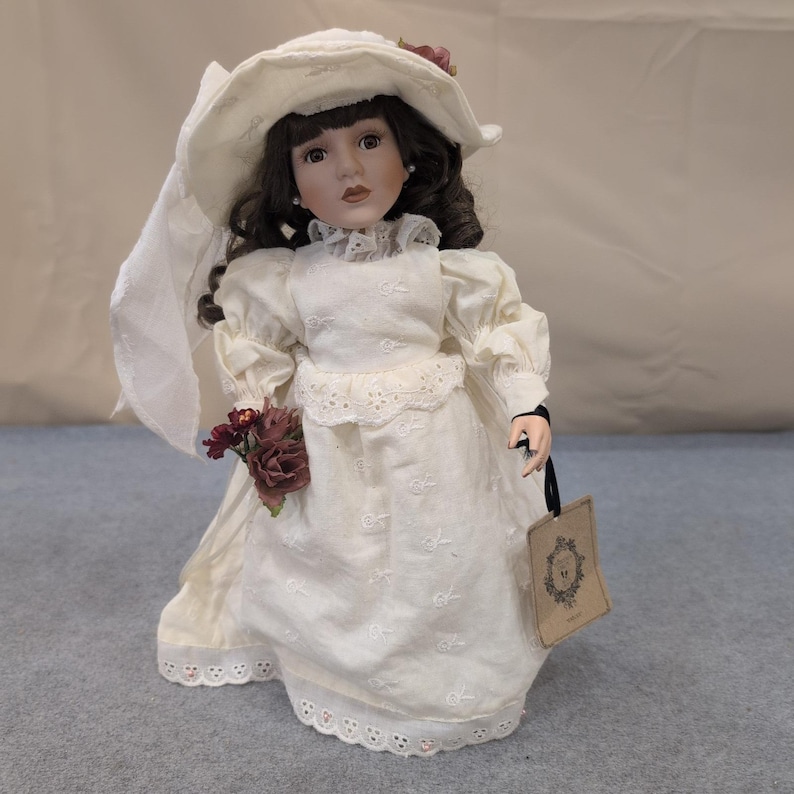 Muñeca de porcelana Emilee Yesterdays Child de Boyds Collection 4808, vestido color crema, 2000 imagen 1