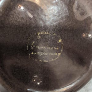 Jarra de cerámica franciscana con esmalte negro satinado, estilo moderno de mediados de siglo. imagen 10