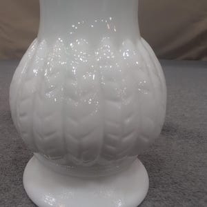 Vaso in vetro bianco latte Randall con motivo a grano testurizzato, decorazione per la casa vintage immagine 2