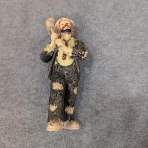 Statuetta da collezione di Emmett Kelly Jr. Clown che tiene in mano un martello e indossa abiti strappati immagine 2