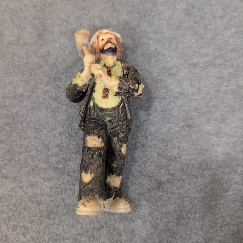 Statuetta da collezione di Emmett Kelly Jr. Clown che tiene in mano un martello e indossa abiti strappati immagine 2