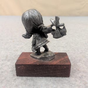 Statuetta vintage del 1980 di Paula's Collectibles in peltro con base in legno e citazione sull'amicizia immagine 4