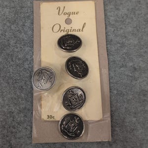 Vogue Original Buttons on Card "Spectemur Agendo" Silver Lion Crest Lot of 5 VTG image 2