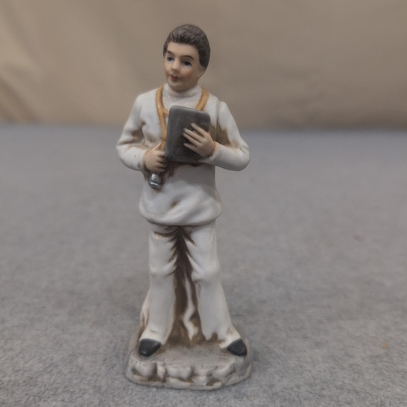 Figura de médico de porcelana vintage de Ayerst con estetoscopio blanco. imagen 1