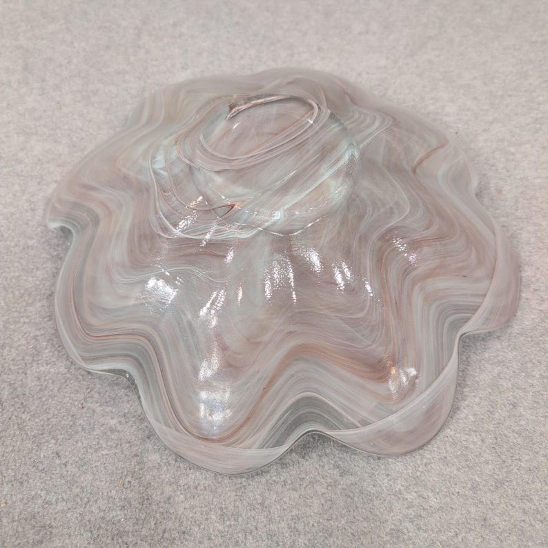 Centro de mesa de vidrio artístico soplado a mano con borde ondulado, diseño en espiral blanco y malva imagen 6