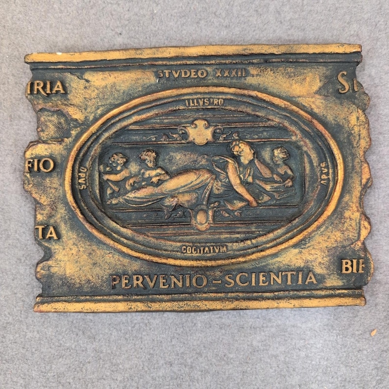Marko Mfg Inc Pervenio Scientia Latin Classical Relief Gold Wall Plaque 1074 imagen 1