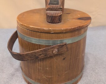 Secchio in legno stile Firkin per lucidare le scarpe, con poggiapiedi e spazzola tedesca, in stile vintage.