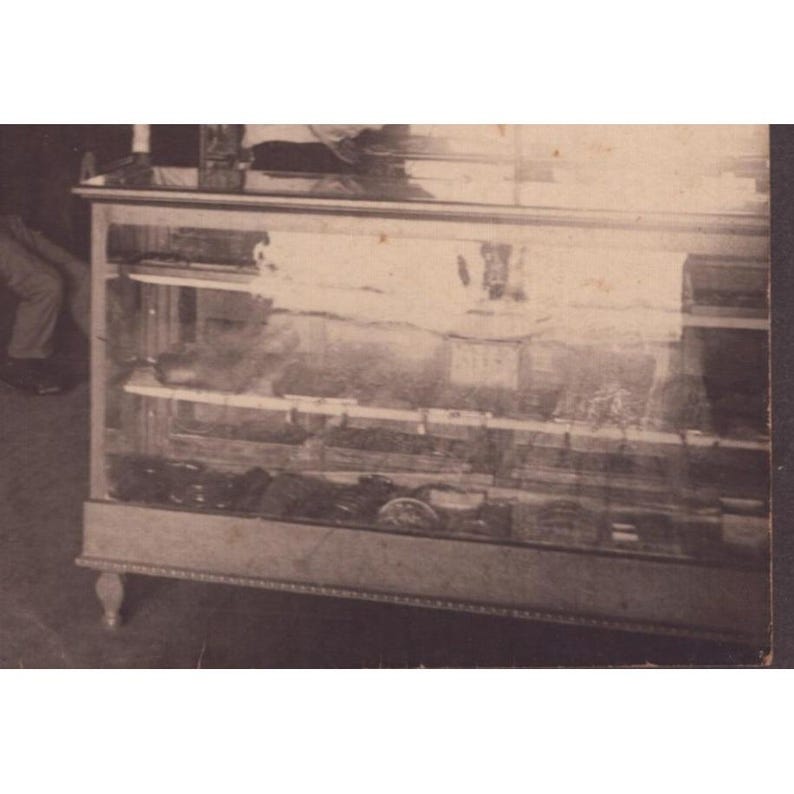 Foto uit 1905 van het interieur van een winkel in Ladonia, Texas, met een advertentie voor Finck's overalls van Jackson McFarland Co. afbeelding 10
