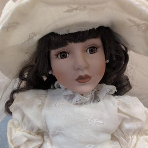 Muñeca de porcelana Emilee Yesterdays Child de Boyds Collection 4808, vestido color crema, 2000 imagen 2