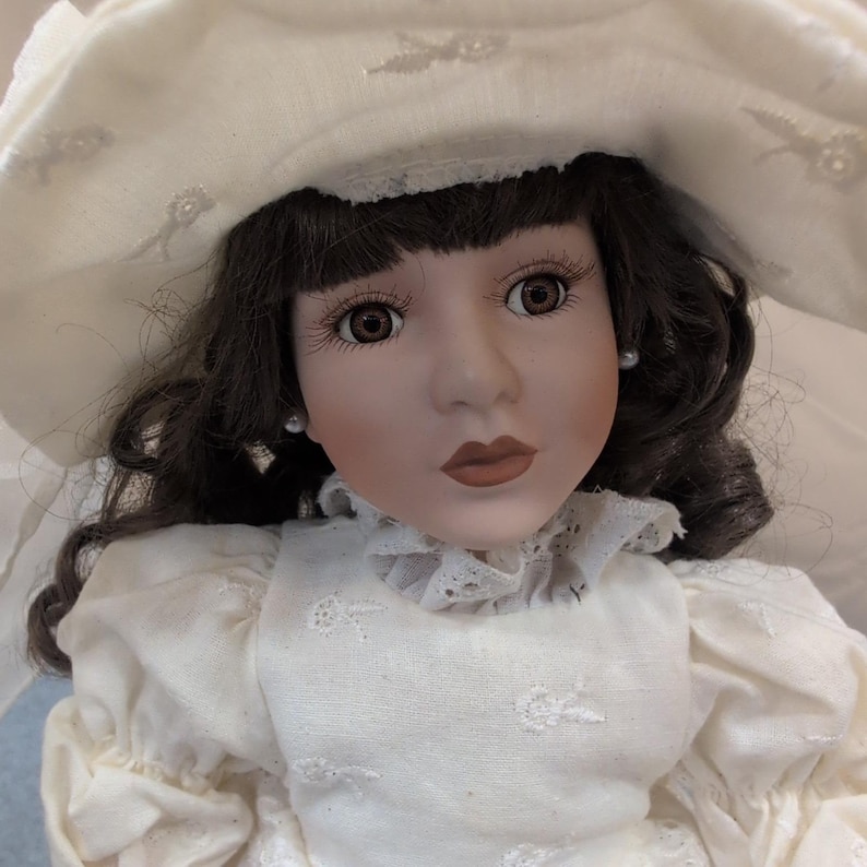 Muñeca de porcelana Emilee Yesterdays Child de Boyds Collection 4808, vestido color crema, 2000 imagen 2