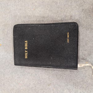 La Sacra Bibbia KJV della World Publishing Company, con lettere rosse e pronuncia automatica, in nero. immagine 3