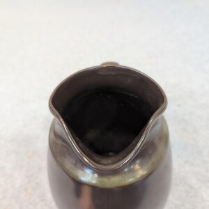 Jarra de cerámica franciscana con esmalte negro satinado, estilo moderno de mediados de siglo. imagen 7