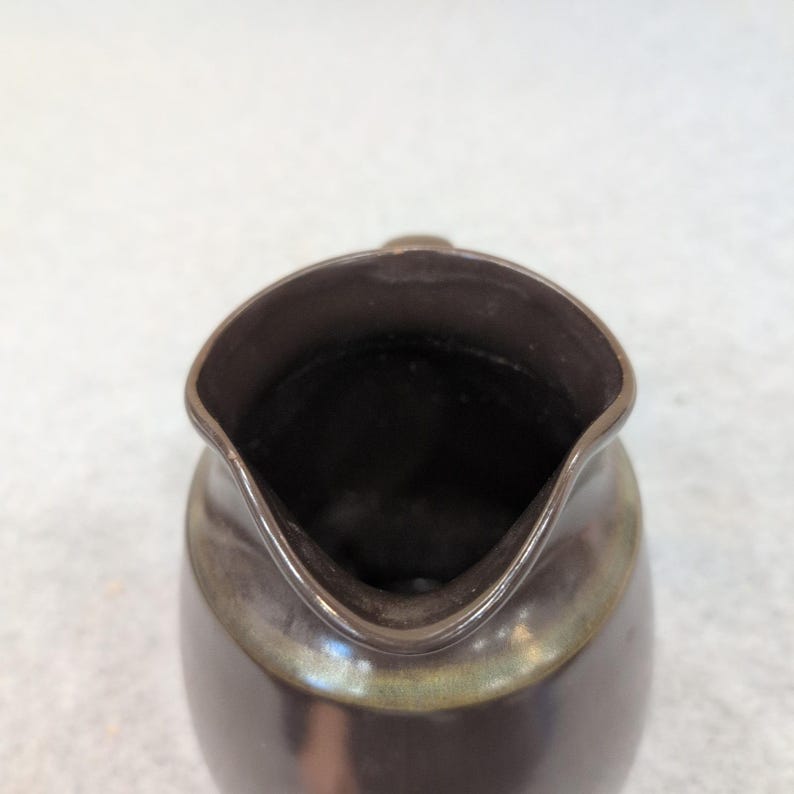 Jarra de cerámica franciscana con esmalte negro satinado, estilo moderno de mediados de siglo. imagen 7
