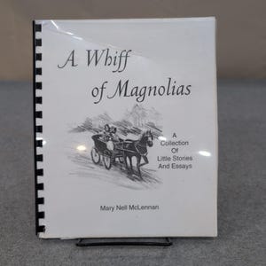 Un soplo de magnolias, de Mary Nell McLennan, libro de cuentos y ensayos firmado por la autora en 1994.
