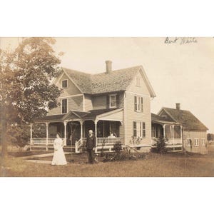RPPC ビクトリアン ファームハウス カップル ラップアラウンド ポーチ 実写ポストカード バート・ホワイト 画像 1