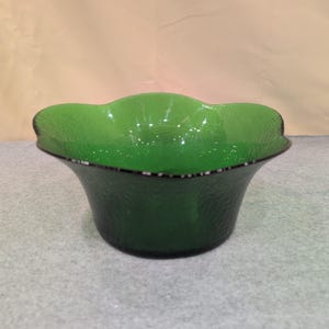 Vintage Emerald Green Crinkle Glass Scalloped Rim Decorative Bowl Centerpiece image 1
