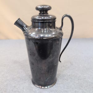 Antique Meriden S. P. Co. Silver Plate Cocktail Shaker 311 Patented 1927 Handle image 3