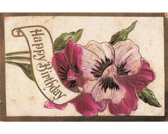 Cartão postal antigo de feliz aniversário com flores de amor-perfeito rosa em relevo e verso dividido.