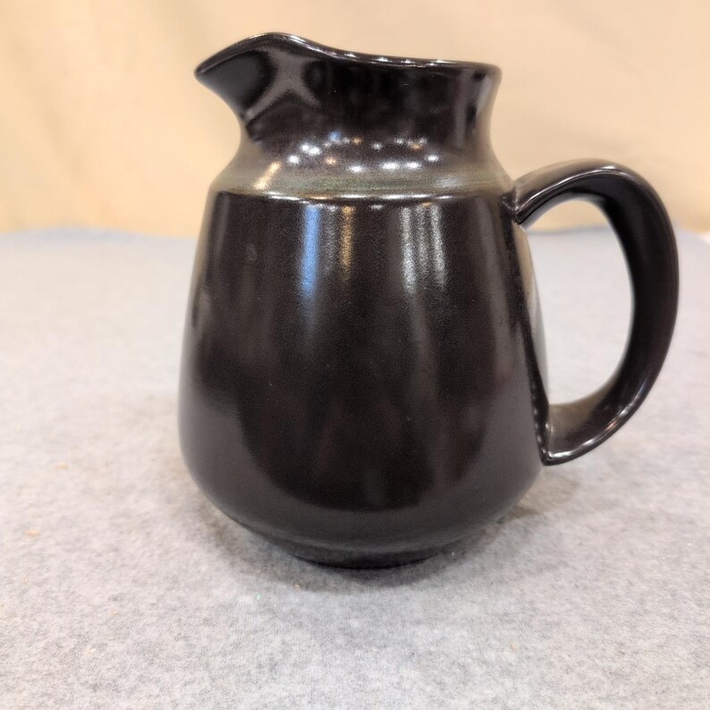 Jarra de cerámica franciscana con esmalte negro satinado, estilo moderno de mediados de siglo. imagen 5