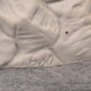 Vintage porslinsvas med tulpanplantering, pojkemålad förgylld dekor från mitten av århundradet 680 bild 3