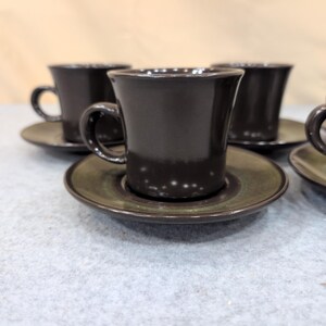 Juego de 5 tazas y platillos de café Franciscan Madeira color marrón oscuro y verde oliva. imagen 2