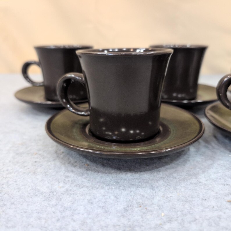Juego de 5 tazas y platillos de café Franciscan Madeira color marrón oscuro y verde oliva. imagen 2