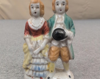Figura de porcelana vintage de una pareja colonial, hecha en Japón y pintada a mano.
