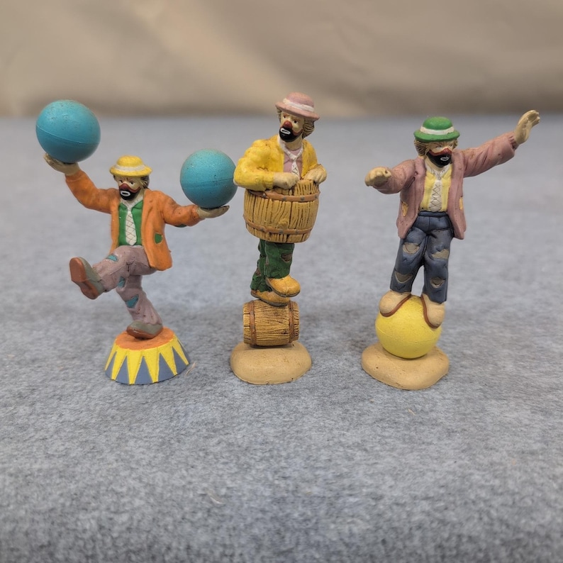 Emmett Kelly Jr. Clown Figurines Trio di artisti circensi in equilibrio in resina immagine 1