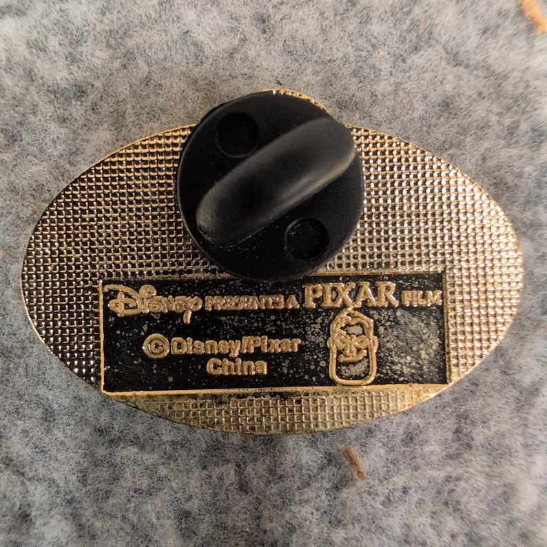 Disney Pixar The Incredibles Logo Enamel Pin Gold Tone Superhero Accessory image 3