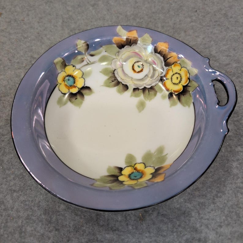 Bol de porcelana vintage Noritake pintado a mano con motivos florales y borde brillante color lavanda. Japón. imagen 1