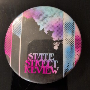 Spilla vintage State Street Review, rosa e blu, con motivi geometrici retrò. immagine 1