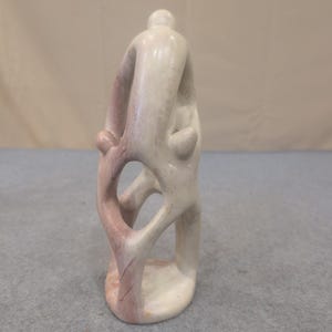 Scultura astratta in pietra saponaria intagliata a mano, Kenya, raffigurante l'unità familiare e un'opera d'arte astratta color crema rosa. immagine 4