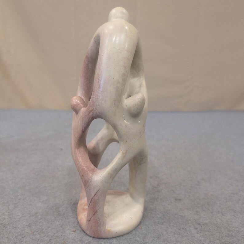 Scultura astratta in pietra saponaria intagliata a mano, Kenya, raffigurante l'unità familiare e un'opera d'arte astratta color crema rosa. immagine 4