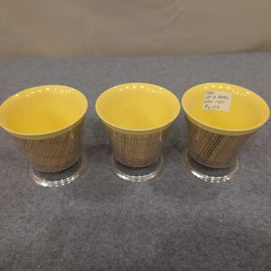 Retro Gelbes Glasbecher Set mit 3 Woven Design Sockel Trinkgeschirr Bild 1