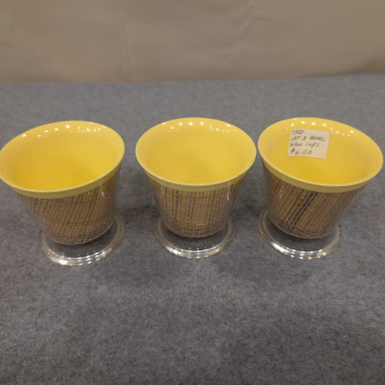 Retro Gelbes Glasbecher Set mit 3 Woven Design Sockel Trinkgeschirr Bild 1