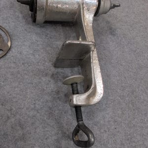 Handmatige vleesmolen Keystone nr. 2 Vintage zilver gegoten metalen handslinger klem op afbeelding 3