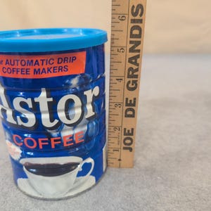 Lata de café Astor vintage, bote metálico azul de 1971, accesorio publicitario. imagen 4