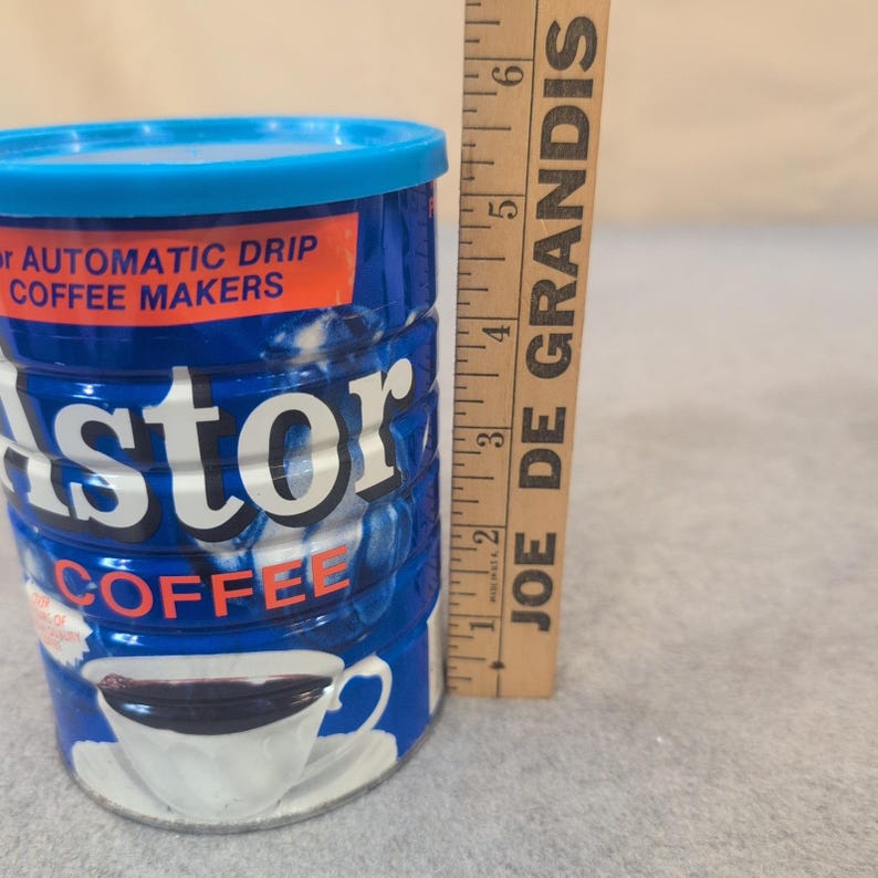 Lata de café Astor vintage, bote metálico azul de 1971, accesorio publicitario. imagen 4