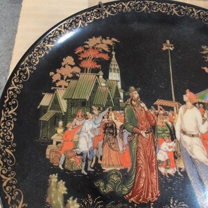 Prato de porcelana colecionável com os personagens Ruslan e Ludmilla, lendas russas, Palekh, URSS, 1988. imagem 2
