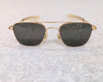 Óculos de Sol Aviador General Optical com Armação Dourada e Lentes Cinza Escuras, Estilo Piloto