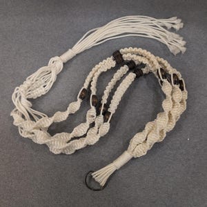 Macetero grande vintage de macramé con cuentas de madera trenzadas en blanco roto, estilo bohemio, 167 cm imagen 2
