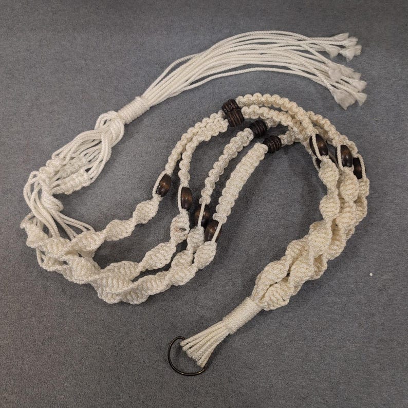 Macetero grande vintage de macramé con cuentas de madera trenzadas en blanco roto, estilo bohemio, 167 cm imagen 2