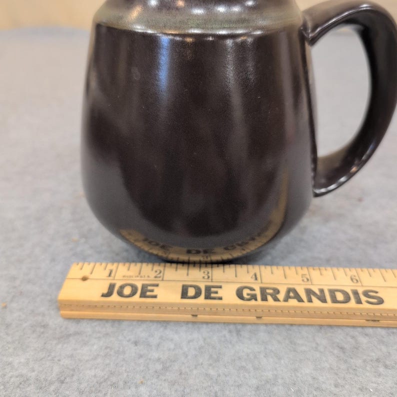 Jarra de cerámica franciscana con esmalte negro satinado, estilo moderno de mediados de siglo. imagen 9